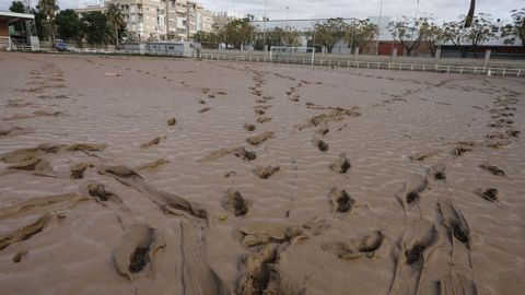 El barro cubre por completo un campo de ftbol en Sedav, Valencia