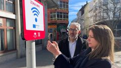 Lara M�ndez y Miguel Fern�ndez, ante uno de los puntos wifi de la ciudad