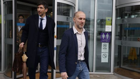 El alcalde de Ourense, saliendo de los juzgados tras su declaraci�n ante el juez.