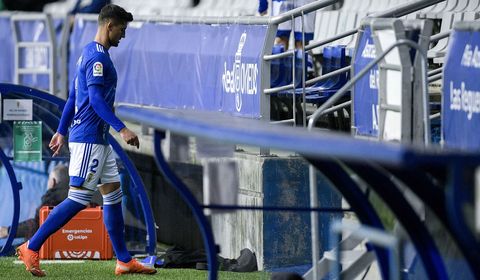 Simone Grippo abandona el terreno de juego tras su expulsi�n ante la UD Logro��s