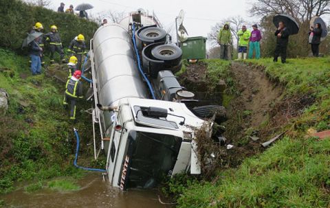 El camin cisterna se sali de la carretera de Sus a Bouzo y cay al arroyo que pasa por el pueblo de Sernande. 