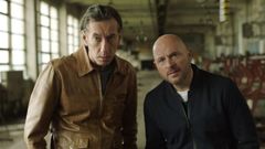 Los actores Rene Bitorajac y Kresimir Mikic en un fotograma de la serie.
