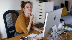 Sim�n, en su casa, en su despacho de trabajo.