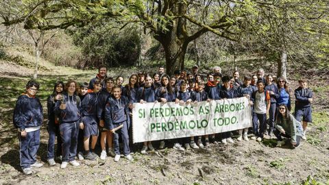 El grupo pos� con una pancarta reivindicativa sobre la importancia de los �rboles