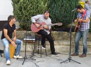 Frente a la Taberna da Praza, sesi�n verm� con Vito da Silva & Rom�n Camb�n. 