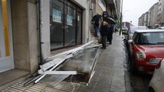 Esta noche en O Milladoiro, Ames, se desprendi sobre la acera un tendal cubierto