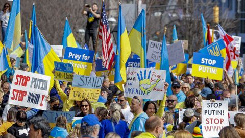 La gente participa en la manifestacin de protesta #StandWithUkraine contra la invasin rusa de Ucrania en Atlanta, Georgia.