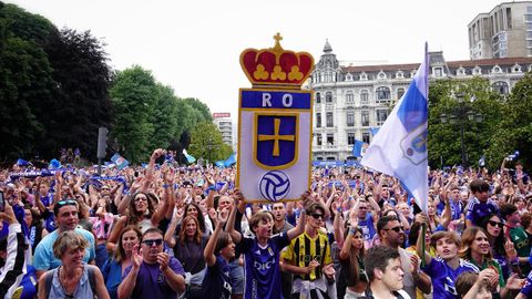 Cientos de personas durante la celebraci�n del ascenso a Primera Divisi�n del Real Oviedo