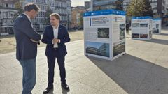 El teniente de alcalde de Ferrol y un responsable de la exposicin sobre las obras de los fondos europeos en la plaza de Armas