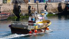 Un pesquero en el puerto de Cangas, a finales de abril