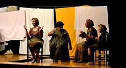 Cuatro de los nueve actores que representan a las lavanderas que escuchan los lamentos de Medea.