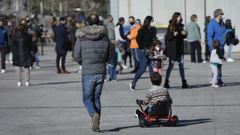Colas para la vacunaci�n infantil en Expocoru�a