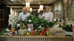 Lolo Mosteiro y Paula Mart�nez con productos de la Biosfera das Mari�as en su restaurante