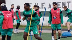 Entrenamiento de los carballiñeses en A Uceira, con el recién llegado Yac Diori en el centro de la imagen