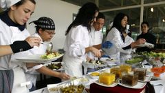 Alumnos de la escuela de hosteler�a de Rosende preparando un buf� navide�o