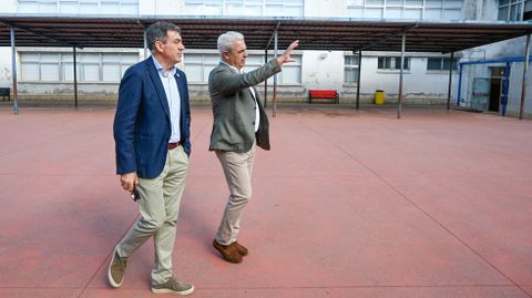 El conselleiro Rom�n Rodr�guez visit� el colegio de O Pino junto con el alcalde, Manuel Taboada
