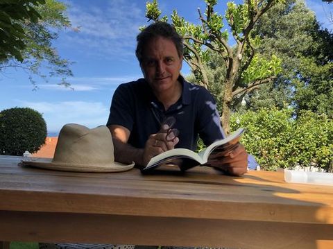 Domingo Villar, este verano en Baiona en una fotograf�a que le hizo su hijo de 7 a�os