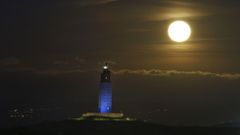 Superluna sobre la Torre en una imagen de archivo
