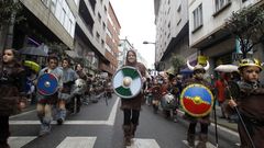 Un momento del desfile de comparsas del a�o pasado en Monfortw a su paso por la calle Roberto Baamonde