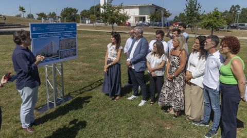 Un representante de la UTE adjudicataria del dise�o del edificio explic� la soluci�n arquitect�nica planteada a la conselleira de Vivenda, Mar�a Mart�nez Allegue, al alcalde de Ames, Blas Garc�a, y a varios representantes municipales