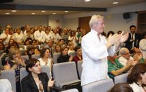 Parte de la plantilla acudi� ayer al sal�n de actos del hospital para informarse sobre la venta. 