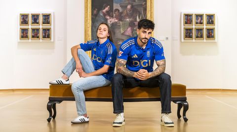 Anina y Costas, con la nueva camiseta del Real Oviedo