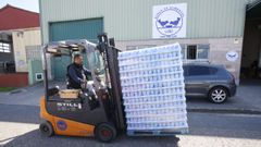 Un voluntario del Banco de Alimentos de Lugo