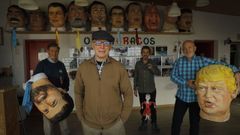 Romualdo Irijoa con outros Maracos, preparando o carnaval no local da comparsa