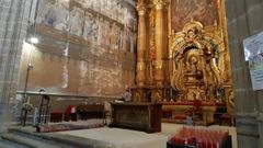 Retirada de las alfombras en la cabecera de la iglesia, donde se restaurar�n el retablo mayor y los murales pintados en la d�cada de 1920 por el artista Lesmes L�pez 