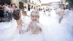 Imagen de archivo de la Fiesta de la Espuma en la zona monumental de Pontevedra