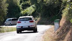 A estrada LU-636 ten mal firme,  pouco ancha e carece de sinalizacins