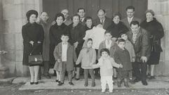 Foto de la familia del empresario Manuel P�rez Moreiras, apodado el General, en el centro de la imagen. Ant�n Pati�o Regueira es el segundo por la derecha en la fila superior