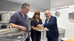 Antonia Franco y Jens Kleinwchter muestran a Eladio Santos las instalaciones donde envasan la miel