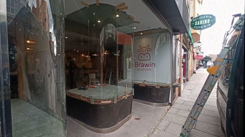 El escaparate ya está a la vista en el local que ocupa la hamburguesería en la calle Cardenal