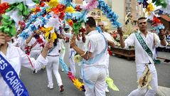 Procesi�n mar�tima y danza de arcos en la celebraci�n de la Virxe do Carme en Cari�o