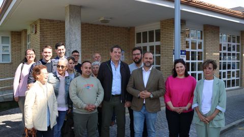 Besteiro en el centro de salud de Curtis con representantes locales del PSdeG.