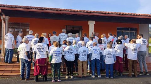 Propietarios de las Fragas do Eume con camisetas reivindicativas, junto al local social de Ombre, en Pontedeume