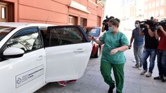 Momento en ol que el equipo m�dico sale del hotel Finisterre tras realizar los test a los jugadores del Fuenlabrada