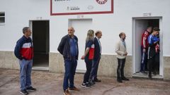 La presidenta del Velle, Pili Varela, recibe al edil de Deportes, Mario Guede, al alcalde J�come y al resto de asistentes a la inauguraci�n de las instalaciones
