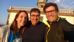 Mafalda Mendo�a; el presidente de A Orixe, Manuel Mari�o, y Paulo Marques, al inicio de la ruta de peregrinaci�n en Corrubedo.