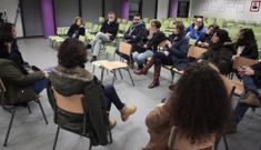 Padres de alumnos se reunieron ayer ante el agravio de la falta de comedor para todos los alumnos. 