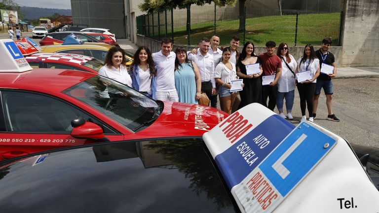 Alumnos, docentes y autoridades, en la presentacin de los nuevos profesores de autoescuela.