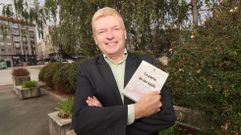 <span lang= gl >Alberto Pi�eiro aproveitou a �ltima visita a Boiro para presentar o seu �ltimo libro</span>