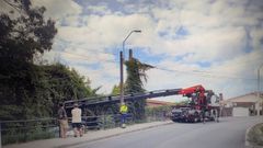 La gr�a pluma tuvo que izar el autom�vil por encima del pretil de la carretera, en el lugar de A Herbosa