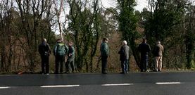 El padre del desaparecido (tercero por la derecha), junto a guardias civiles y vecinos ante el lugar donde apareci� el coche accidentado.