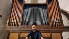 �scar Valado, director de M�sica Sacra de la Archidi�cesis de Santiago de Compostela, junto al �rgano de la iglesia de San Nicol�s