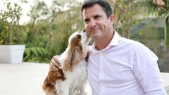 Oscar y su perra Minnie, una Cavalier King Charles Spaniel a la que Zara ha contratado para su nueva campa�a de moda infantil.
