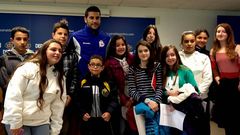 En la rueda de prensa, con alumnos de los colegios Monte das Moas y Sardi�eira