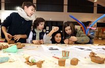 <span lang= es-es >Cantera de artistas</span>. Los adultos volvieron a mostrarse reacios a participar en los obradoiros desarrollados en el marco de Mercarte, pero los ni�os s� que se atrevieron a dar rienda su creatividad y a aprender con algunos de los artistas que participaron en la mostra carballesa. 