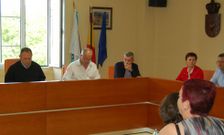 El alcalde del PSOE, Edmundo Maseda, con camisa clara, en el pleno de ayer.